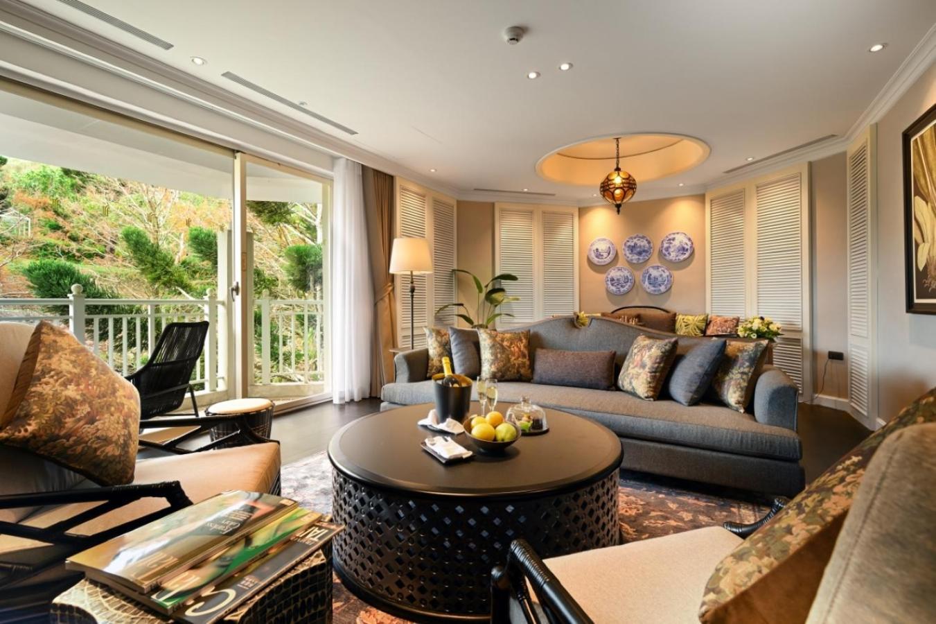 Hualien Farglory Hotel Yanliau Oda fotoğraf The living room of a suite at The Oberoi, Mumbai