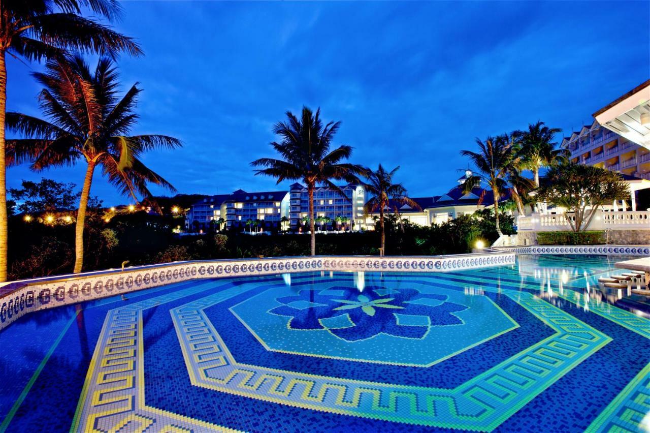 Hualien Farglory Hotel Yanliau Dış mekan fotoğraf The pool at the Royal Garden Villas
